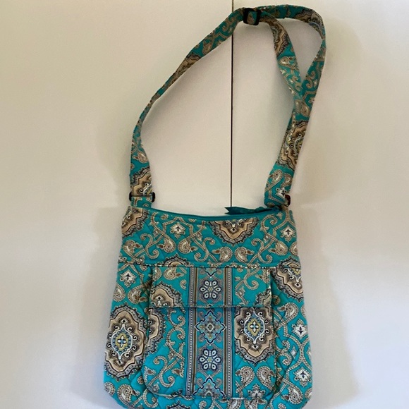 Quilted blue, white, brown
Vera Bradley blue paisley Crossbody Hipster purse. - Picture 2 of 9
